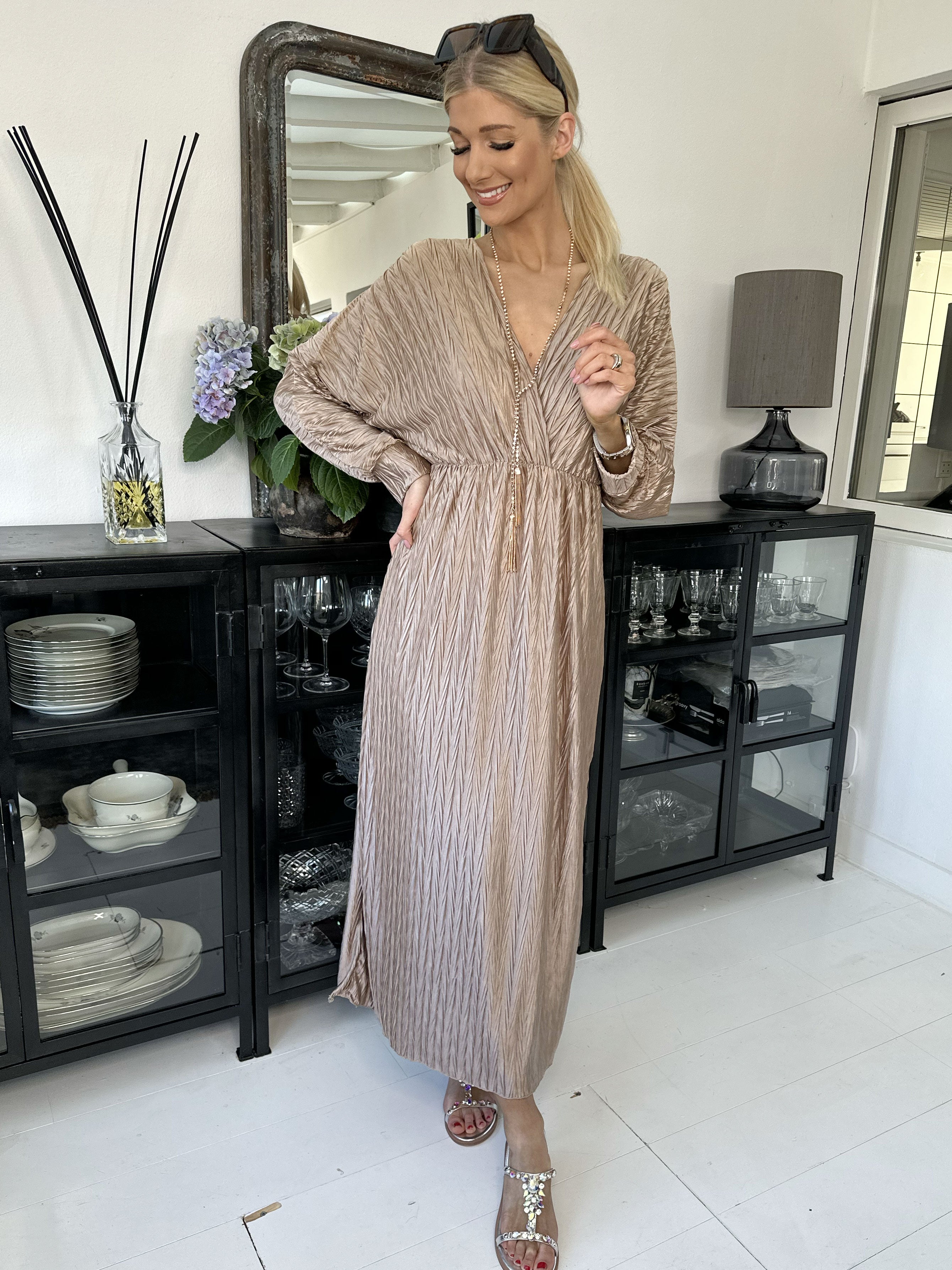 Love - Lang smuk plisseret kjole i shiny stof